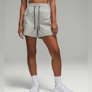Lululemon Multi-Pocket Cargo High-Rise Hiking Short
5" - Size 6 - Seal grey